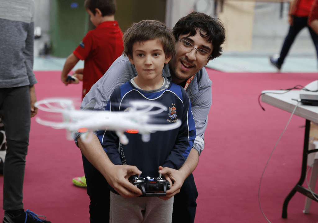 Un niño vuela un drone durante la Gipuzkoa Encounter