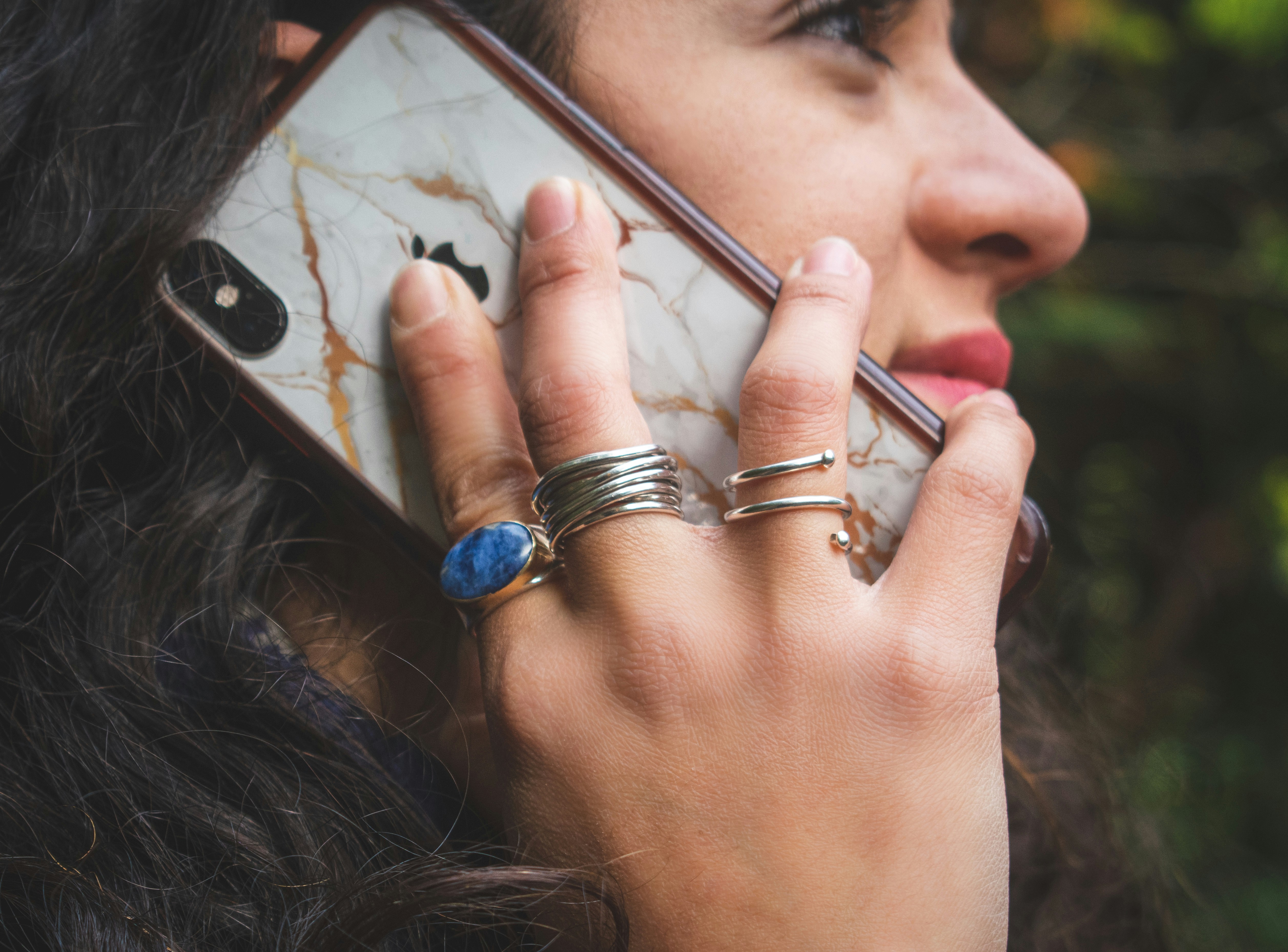chica con teléfono