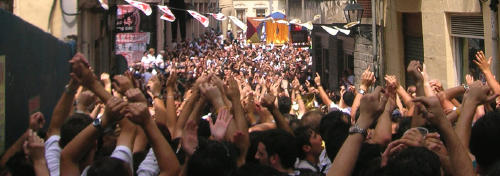 Gente con las manos levantadas en las fiestas de la Virgen de la Guía de Portugalete