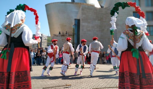 Danzas vascas tradicionales: tipos de danzas vascas, traje y alpargatas en las euskal dantzak...
