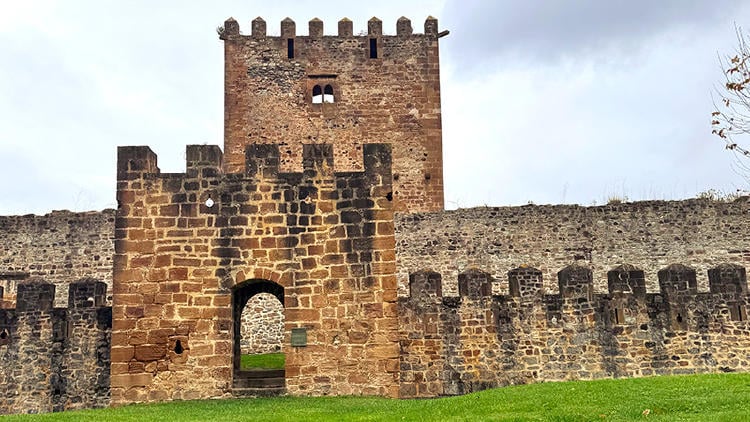castillo munatones entrada castillo munatones entrada